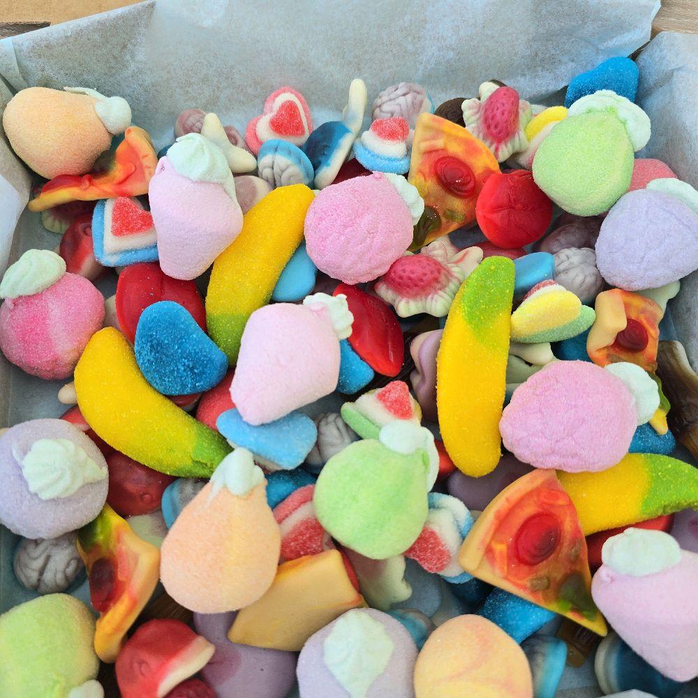 1 KG Jelly filled Pick n Mix Sweets - Unique Mix of Your Favourites and Unusual Sweets in Gift Box. Candy