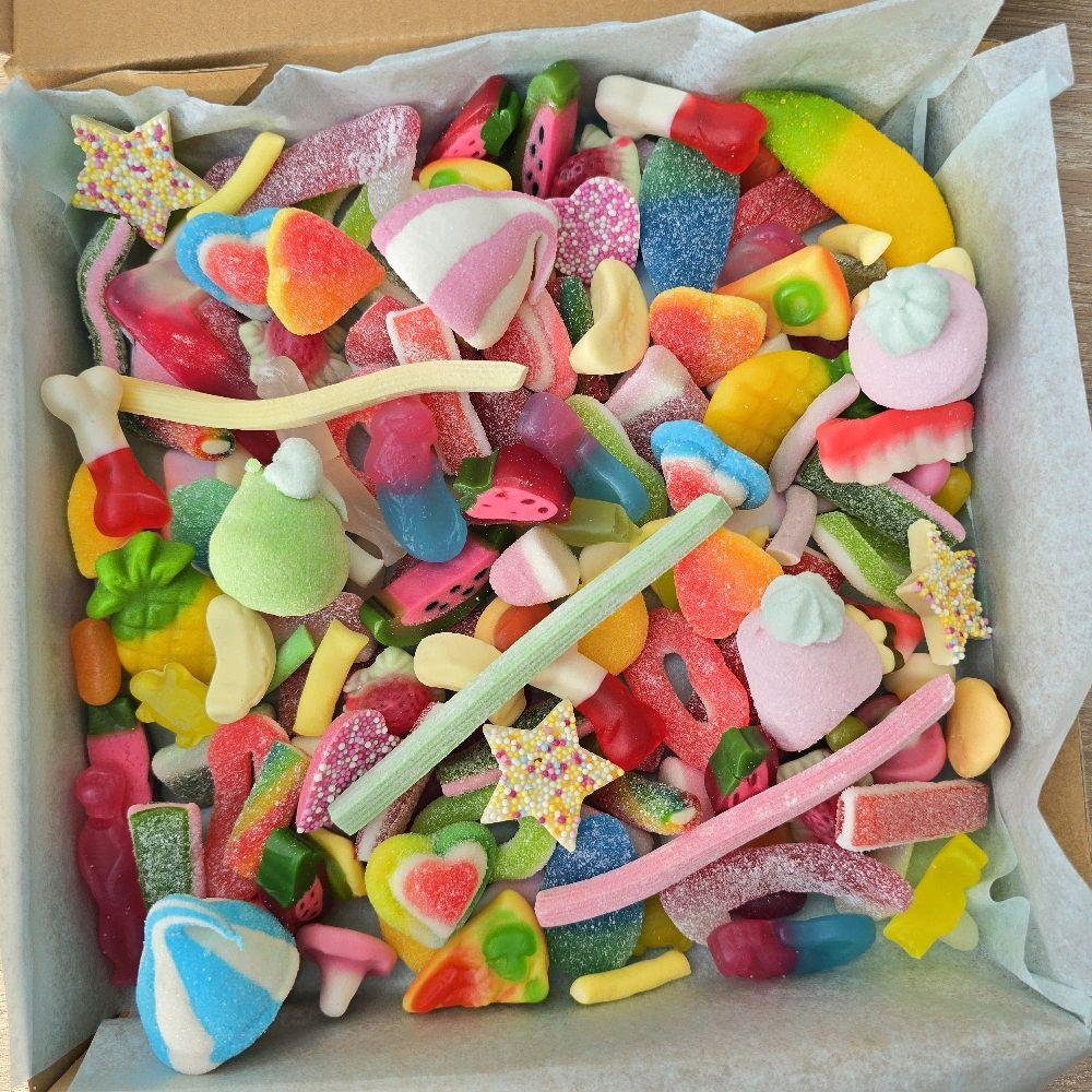 New job Gift box - Pick n mix gift box! 1KG gift box perfect for every age. Congratulations sweet box
