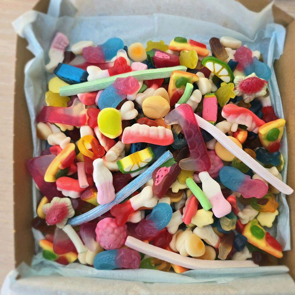 New job Gift box - Pick n mix gift box! 1KG gift box perfect for every age. Congratulations sweet box